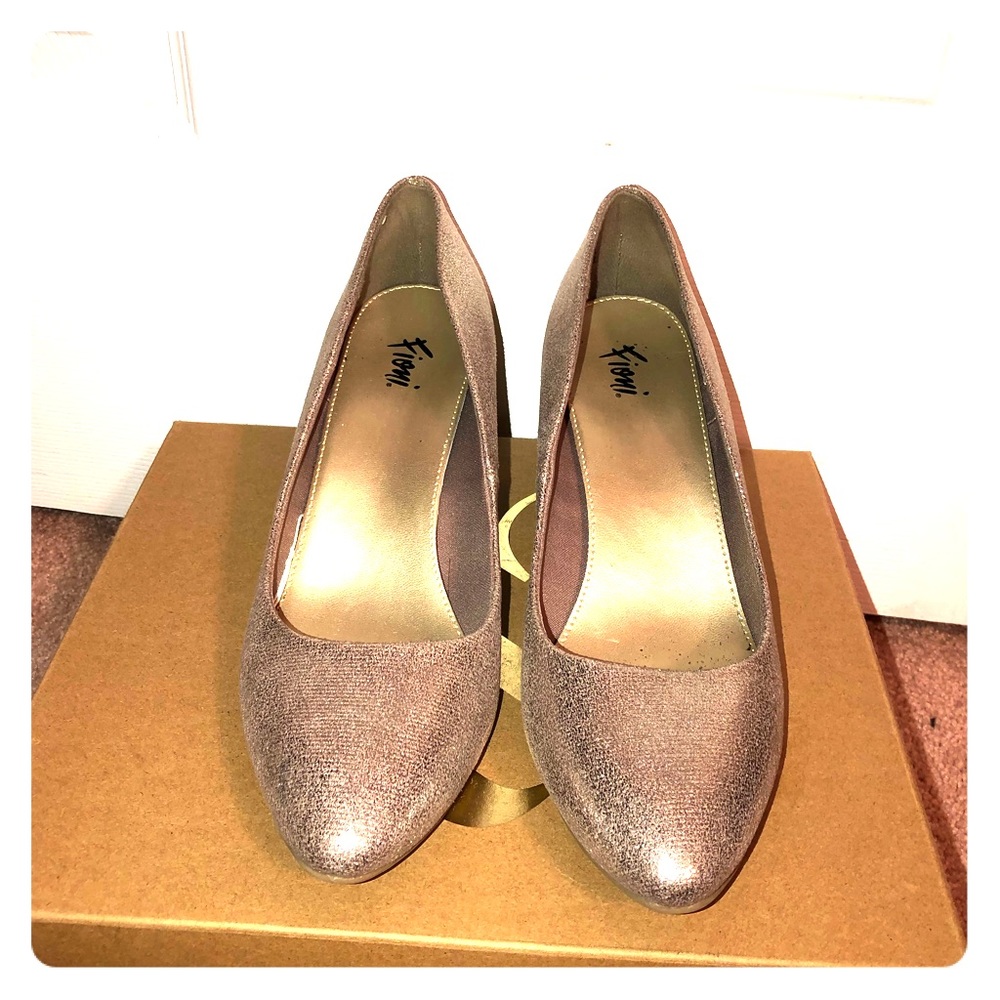 Fioni Closed Toed Kitten Heel Gold size 8